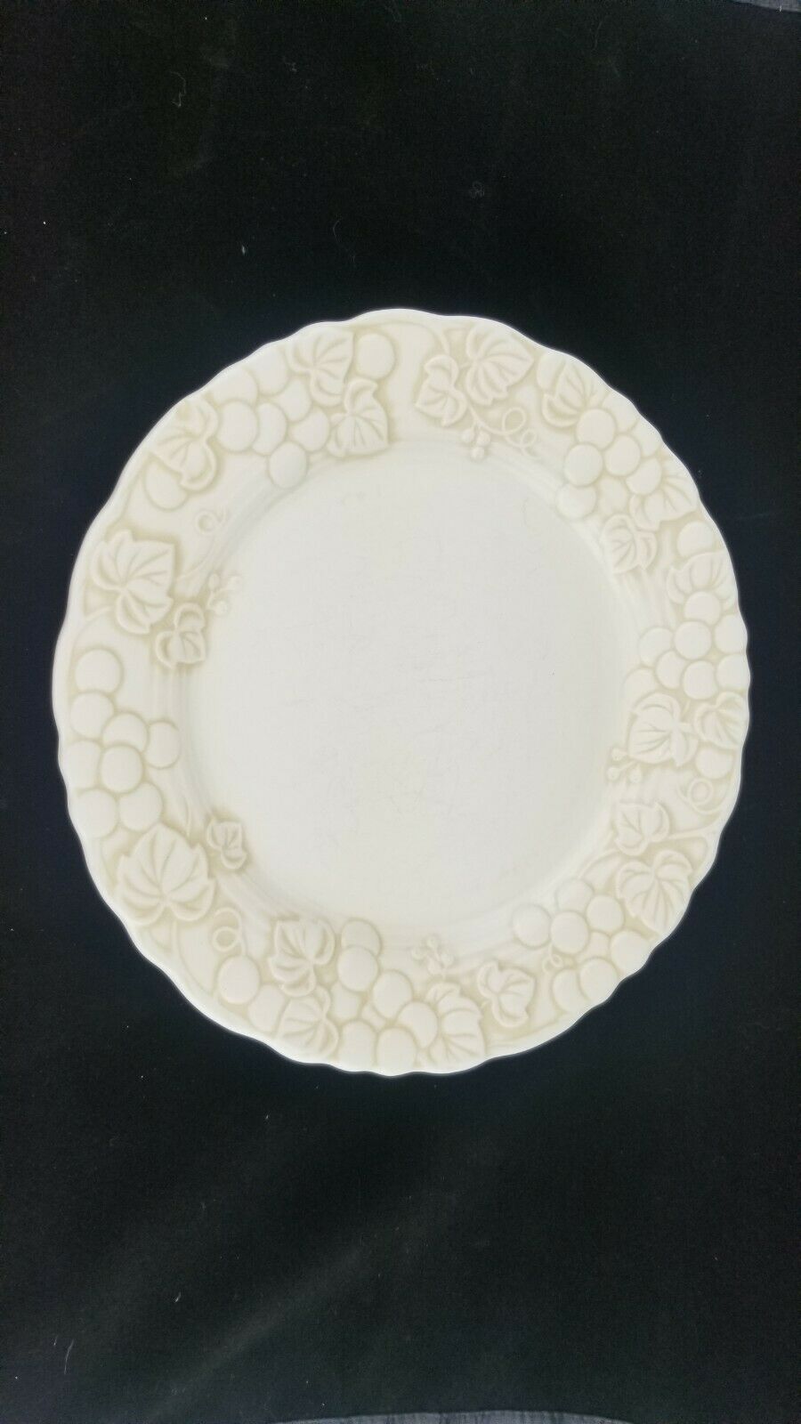 Metlox Poppy Trail White Pattern Antique Grape Dinner Plates 10.5"
